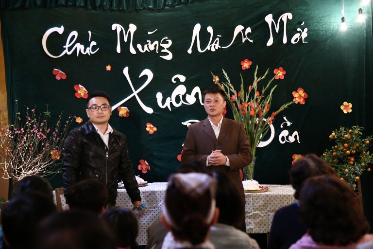 MC Quang Minh xắn quần tắm lợn trong "Tết nghĩa là hy vọng" ảnh 1